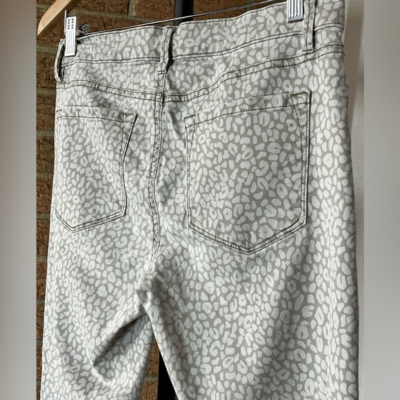 LOFT Modern Skinny Leopard print zip Ankle jeans- 6. - Picture 6 of 7